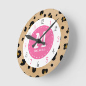 Leopard- und rosa Monogramm-Uhr Runde Wanduhr (Winkel)
