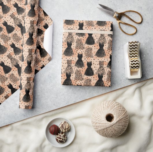 Leopard und schwarzes Kleid Mode Muster auf Erröte Geschenkpapier (Kunsthandwerk)