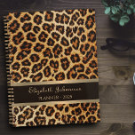 Leopardenbraune Bronzemuster Goldfolienstriche Planer<br><div class="desc">Mit unserem Leopard Brown Bronze Pattern Gold Foil Streifen Name Planner organisieren Sie sich stilvoll! Erhöhen Sie Ihr Planspiel mit diesem schicken und raffinierten Planer. Mit einem atemberaubenden braunen Leopardenleopardenmuster, einem luxuriösen Goldfolienstreifen und der Möglichkeit, mit Ihrem Namen in eleganter Goldskripttypografie zu personalisieren. Egal ob Sie das Jahr oder Ihr...</div>