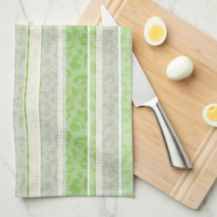 Leopardendruck auf gestreiftem Hintergrund. Geschirrtuch