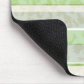 Leopardendruck auf gestreiftem Hintergrund. Mousepad (Ecke)
