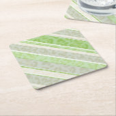 Leopardendruck auf gestreiftem Hintergrund. Untersetzer (angewinkelt)