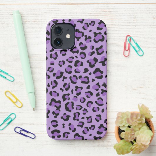 Leopardendrucke, Leoparden-Spots, Lila Leopard iPhone Hülle (Auf dem Schreibtisch)