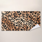 Leopardenhaut. Stilvolles Bluse-Design mit Leopard Badehandtuch (Badehandtuch)