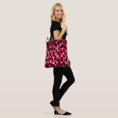 Leopardentextur in Schwarz und Rot Tasche (Am Model)