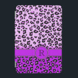 Leopardprint lila schwarze Monogramm-Piktoabdeckun iPad Mini Hülle<br><div class="desc">Ein einzigartiger leopartiger Monogrammkoffer in lila und kontrastreichen schwarzen Farbtönen. Ein perfektes Geschenk für ein Teenager oder eine modische Frau. Personalisieren Sie diesen Artikel mit der ersten Ihrer Wahl. Dieses Beispiel lautet: R. Dieser ursprüngliche Fall wurde von Sarah Trett entworfen.</div>