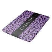 Leopardrucke, Spots, Lila Leopard, Ihr Name Badematte (Schrägansicht)