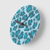 Leopardtierdruck in blauen Tönen Runde Wanduhr (Winkel)