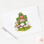 Leprechaun Dancing a Jig, Happy St. Patrick's Day Quadratischer Aufkleber (Umschlag)