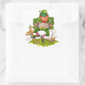 Leprechaun Dancing a Jig, Happy St. Patrick's Day Quadratischer Aufkleber (Tasche)