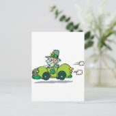 Leprechaun, der ein grünes Auto fährt Postkarte (Stehend Vorderseite)