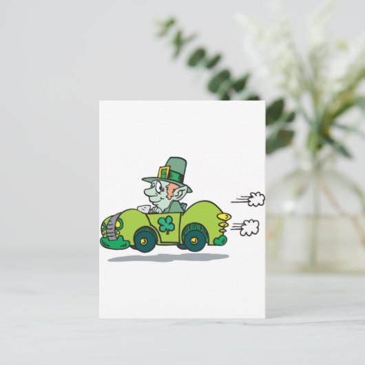 Leprechaun, der ein grünes Auto fährt Postkarte (Stehend Vorderseite)