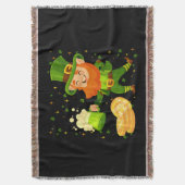 Leprechaun Drinking Beer St. Patrick's Day Decke (Vorderseite Vertikal)