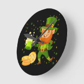 Leprechaun Drinking Beer St. Patrick's Day Runde Wanduhr (Winkel)
