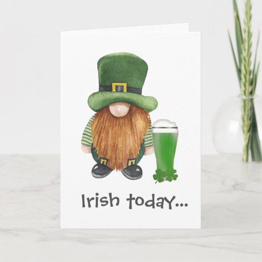 Leprechaun Gnome Beer Funny St Patricks Day Card Ankündigung (Vorderseite)