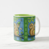 LEPRECHAUN IRISH SQUIRREL, ST. PATRICK'S DAY Lucky Zweifarbige Tasse (VorderseiteRechts)
