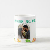 Leprechaun Juice Inside mit benutzerdefiniertem Fo Kaffeetasse (Mittel)