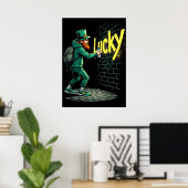 Leprechaun pfropft eine Wand mit dem Wort "Lucky" Poster (Heimbüro)