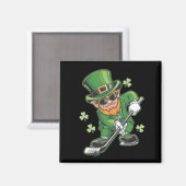 Leprechaun Playing Hockey St Patrick's Day Magnet (Vorderseite/Rückseite)