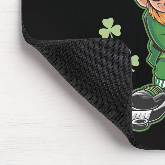 Leprechaun Playing Hockey St Patrick's Day Mousepad (Ecke)