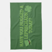 Leprechaun Umarme Küchentuch (Vertikal)