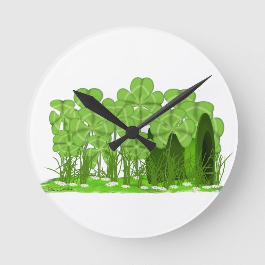 Leprechaun's Top Hat Lying im Bereich der Kleeblät Runde Wanduhr (Vorderseite)