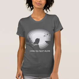 Lerne allein zu kämpfen – Löwe unter Mondlicht T-Shirt