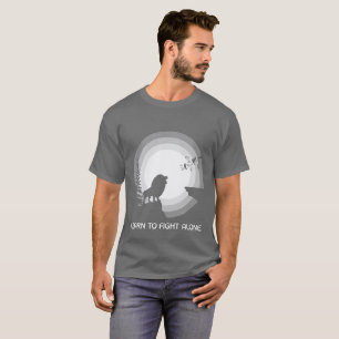 Lerne allein zu kämpfen – Löwe unter Mondlicht T-Shirt