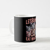 Lesben essen, was die lustige Katze Lesbian LGBTQ Kaffeetasse (Vorderseite Links)
