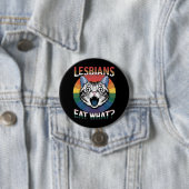 Lesben essen, was Spaß-Katze-LGBTQ-Stolperflagge Button (Beispiel)