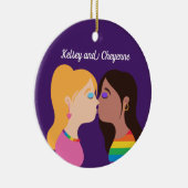 Lesbian Couple Kiss Niedlich Custom Gay Pride Lila Keramik Ornament (Rechts)