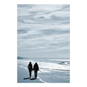 Lesbian Couple Walks Side by Side am Sandstrand Fotodruck
