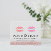 Lesbian Gay Wedding Double Kisses Save the Date Ankündigungspostkarte (Stehend Vorderseite)