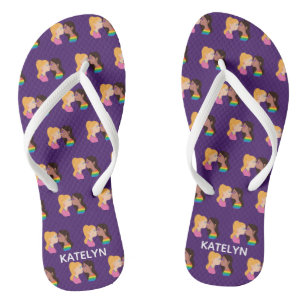 Lesbian Kiss Gay Pride Lila Monogram LGBTQ Badesandalen