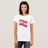 Lesbian Sunset Liebe Pride Wavy Flag T-Shirt (Vorne ganz)