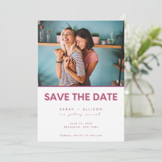 Lesbisches Hochzeitrosa Modernes Foto Save the Dat Ankündigung (Stehend Vorderseite)