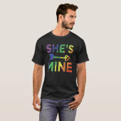Lesbisches Paar Sie ist meine Matching LGBT Pride T-Shirt (Vorne ganz)