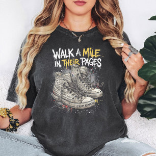 Lese ein Buch in ihren Seiten Buchleser Sneaker T-Shirt