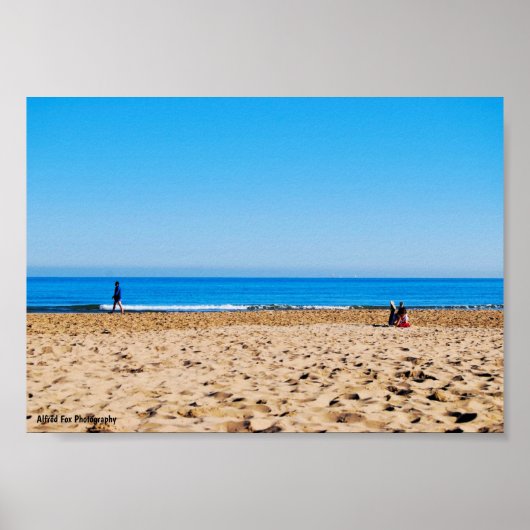 Lesen am sandigen Strand Poster (Vorne)