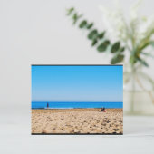 Lesen am sandigen Strand Postkarte (Stehend Vorderseite)