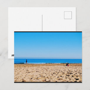 Lesen am sandigen Strand Postkarte