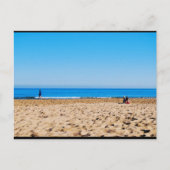 Lesen am sandigen Strand Postkarte (Vorderseite)