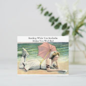 Lesen beim Sonnenbaden Spaß Postkarte (Stehend Vorderseite)