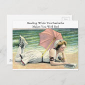 Lesen beim Sonnenbaden Spaß Postkarte (Vorne/Hinten)