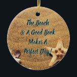 Lesen im Bookworm der Beach Book Club Group Keramik Ornament<br><div class="desc">Der Strand und ein gutes Buch machen einen perfekten Tag. Buchen Sie thematische Ornamente für Clubmitglieder,  die auch den Strand Liebe haben! Sandstrand mit Muscheln. Perfekter Buchklubschmuck für die Geschenkbörse.</div>