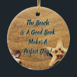 Lesen im Bookworm der Beach Book Club Group Keramik Ornament<br><div class="desc">Der Strand und ein gutes Buch machen einen perfekten Tag. Buchen Sie thematische Ornamente für Clubmitglieder,  die auch den Strand Liebe haben! Sandstrand mit Muscheln. Perfekter Buchklubschmuck für die Geschenkbörse.</div>