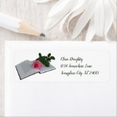 Lesen im Gartenbuch mit Blume (Insitu)