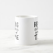 Lesen ist nie Zeitverschwendung Kaffeetasse (Mittel)