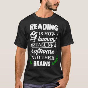 Lesen ist, wie Menschen neue Software in T-Shirt