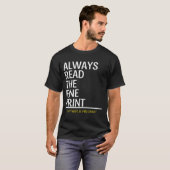 Lesen Sie immer die Ankündigung der Fine Print Pre T-Shirt (Vorne ganz)